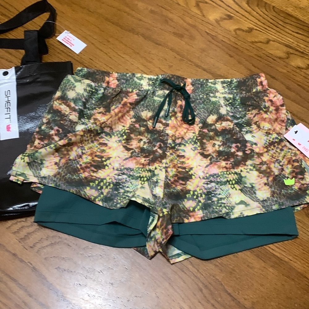 SheFit 2 in 1 Running Shorts Green Conquer and Print Size M NWT - Picture 5 of 12